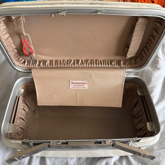 Vintage Samsonite Silhouette Train Case Cream Color w/Keys (8.5"H x 14.5"L x7"W) - Picture 3 of 15